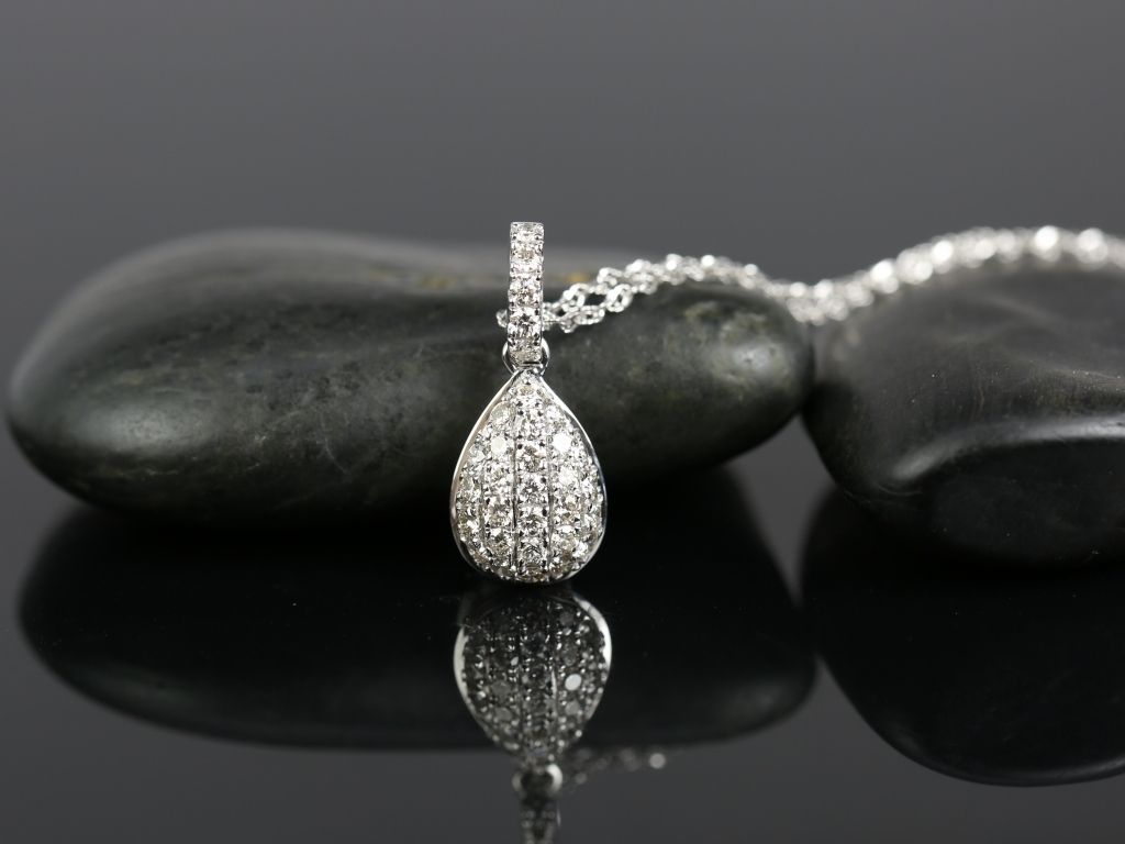 18kt White Gold Diamonds Pave Tear Drop Pendant Necklace 