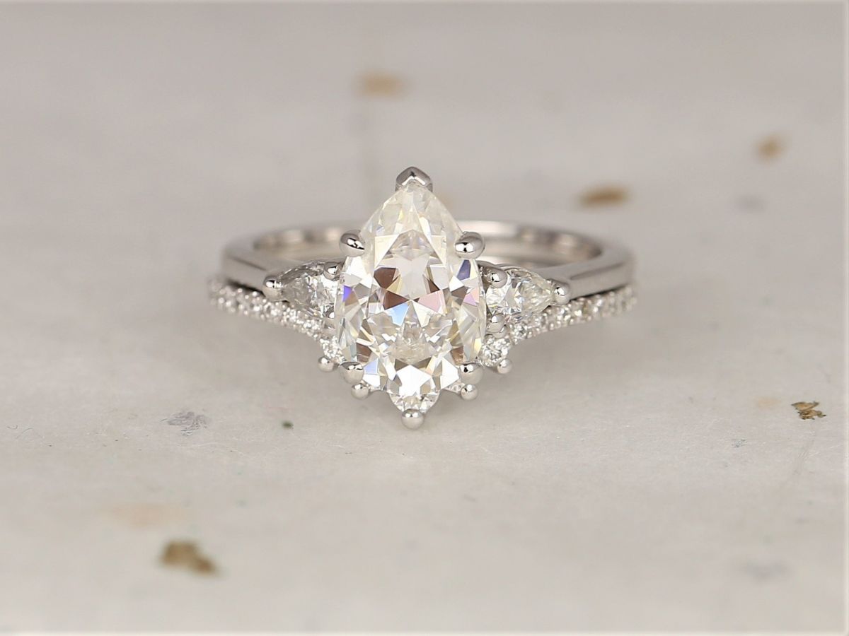2cts Essie 10x7mm & Aldis 14kt White Gold Forever One Moissanite Diamond Art Deco 3 Stone Dainty Pear Wedding Set Rings,Rosados Box
