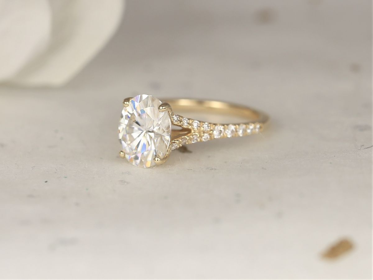 Rosados Box 3ct Luz 10x8mm 14kt Yellow Gold Forever One Moissanite Diamond Pave Split Oval Solitaire Engagement Ring